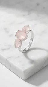 Anillo de plata 925 con diseño de tres piedras de cuarzo rosa en talla ovalada.