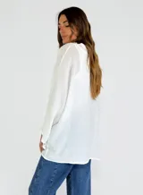 Saco color azul de lino y algodón, con mangas largas y corte holgado.