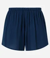 Short de playa color beige, confeccionado en viscosa y poliamida, con diseño holgado, bolsillos laterales, cintura elástica con cordón de ajuste tipo lazo y detalle de botones frontales.