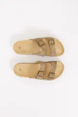 Sandalia de hombre color beige con dos tiras anchas, hebillas metálicas regulables, base estilo corcho y suela oscura con plataforma plana.