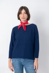 Sweater de punto color azul marino, con cuello redondo amplio y mangas largas.