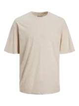 Camiseta color beige de manga corta y cuello redondo, corte holgado.