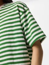 Remera de manga corta con diseño boxy, con estampado de rayas horizontales en color celeste y blanco.