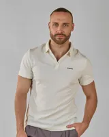 Remera polo lisa color crema, confeccionada en 72% algodón y 28% poliéster, con cuello clásico y tapeta de dos botones.