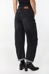Pantalón jean color verde militar de corte balloon, tiro medio, con diseño abuchonado en las piernas y bolsillos laterales y traseros.