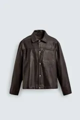 Sobrecamisa de corte relajado con efecto piel y acabado lavado. Presenta cuello solapa, cierre frontal con botones a presión, manga larga con puños abotonados, un bolsillo plastrón en el pecho y bolsillos laterales en la cadera.