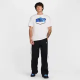 Remera blanca Nike Sportswear M90 con estampa frontal inspirada en la línea Air Max Plus TN.