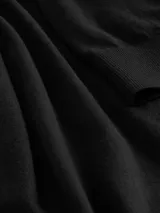 Buzo de punto con cuello en V, manga larga y puños y ruedo acanalados.