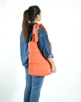 Bolso tipo totebag acolchado color amarillo, con manijas cortas y logo bordado en una esquina. Ideal para transportar una laptop.