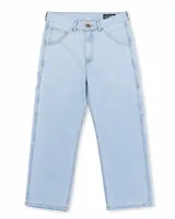 Jean carpintero de corte regular fit, confeccionado en denim de algodón color azul claro con lavado lightwash. Presenta diseño utilitario con bolsillos laterales funcionales y detalles metálicos en color cobre.