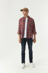 Camisa de viyela a cuadros en tonos rojo, azul y beige, de corte regular y manga larga.