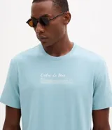 Remera de algodón de corte comfort, con cuello redondo, manga corta y estampa deportiva localizada en el pecho con la frase 'Contos do Mar'.