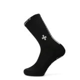Medias deportivas de caña media color negro, con diseño antideslizante en la planta del pie y detalle de cruz blanca en el lateral.