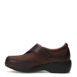Zapatos de cuero marrón con diseño de costuras reforzadas, cierre de velcro lateral y suela de goma negra.