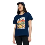 Remera de manga corta color azul marino de la marca Merrell, con estampado gráfico frontal de un paisaje desértico con la leyenda 'Take the scenic route'.