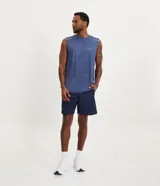 Bermuda deportiva azul marino con cintura elástica ajustable con cordón, bolsillos laterales con cierre de cremallera y logo estampado en la pierna izquierda.