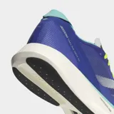 Championes de running Adidas Adizero Takumi Sen 10, color principal azul/violeta con detalles en verde menta y cordones amarillo neón. Presentan tres franjas blancas en el lateral y entresuela con tecnología Lightstrike Pro.