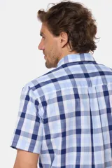 Camisa de hombre a cuadros en tonos azul, blanco y rosa, de manga corta y corte clásico. Confeccionada en algodón y con botones personalizados.