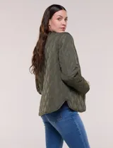 Campera matelaseada color verde militar con diseño capitoneado de rombos, escote redondo sin cuello y cierre frontal con broches a presión. Cuenta con bolsillos frontales oblicuos y ruedo curvo con aberturas laterales.