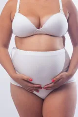 Bombacha maternal de tiro extra alto, diseñada para cubrir y sujetar la zona abdominal durante el embarazo. Confeccionada en algodón elastizado, cuenta con un elástico regulable en la cintura para mayor comodidad y ajuste.