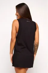 Musculosa de algodón con corte amplio, cuello redondo y sisas laterales amplias que permiten mayor libertad de movimiento.