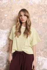 Remera de algodón a rayas horizontales color verde claro y blanco, con cuello redondo y mangas cortas.