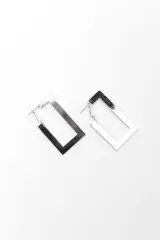 Aros caravanas colgantes de diseño geométrico rectangular y acabado dorado brillante.