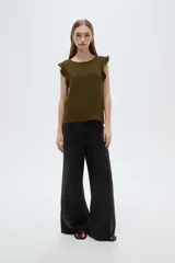 Blusa verde militar de poliéster, con cuello redondo a la base, sin mangas y detalle de volados en los hombros.