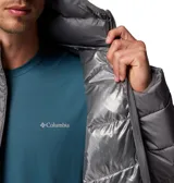 Campera puffer con capucha de la marca Columbia, modelo Fivemile Butte II Omni-Heat, en color gris. Cuenta con tecnología de reflectividad térmica Omni-Heat, aislamiento Thermarator de poliéster reciclado y bolsillos delanteros con cierre.