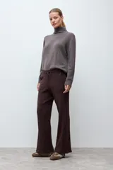 Pantalón de tejido de punto con textura de ochos, corte recto y holgado, con cintura elástica y cordón de ajuste.
