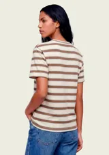 Camiseta de manga corta y cuello redondo con diseño de rayas horizontales en tonos beige, marrón y celeste.
