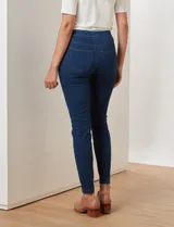 Jegging negro con pretina elastizada, bolsillos simulados delanteros y bolsillos aplicados traseros.