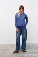 Sweater de punto en color azul, con cuello redondo y diseño clásico de manga larga.