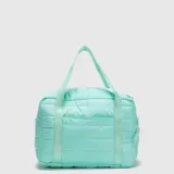 Bolso deportivo de diseño acolchado en color menta, con compartimento lateral independiente para calzado, cierre frontal y correas de mano con logo estampado. Incluye correa ajustable para el hombro.
