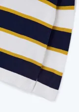 Camiseta de manga larga a rayas horizontales en blanco, azul marino y mostaza. Cuello redondo y corte clásico.