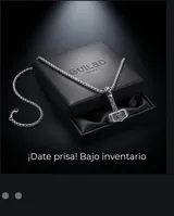 Collar de acero con dije en forma de martillo de Thor con detalles grabados y cadena de eslabones tipo cuerda.