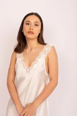 Camisón largo de seda color blanco, con escote en V con puntilla de algodón bordada en el frente y la espalda.