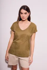 Remera de algodón color verde oliva con cuello en V, mangas cortas y diseño bordado de flores en toda la prenda.