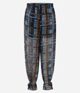 Pantalón Marfinno de chiffon con estampado de cuadros escoceses, calce amplio, cintura elastizada y lazos ajustables en el bajo. Cuenta con forro interior.