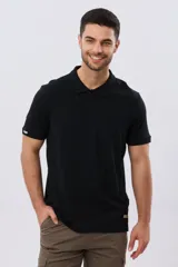 Remera polo de manga corta en color azul melange, con cuello camisero, cierre frontal de dos botones y pequeño bordado en el pecho.
