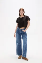 Top cropped de cuello redondo y manga corta, con ajuste al cuerpo.