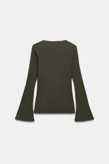 Camiseta de cuello redondo y manga larga con terminación acampanada en los puños, de corte ajustado al cuerpo.
