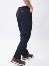Pantalón de gabardina azul marino, de corte recto y estilo clásico, con cierre de botón y cremallera, y bolsillos laterales.