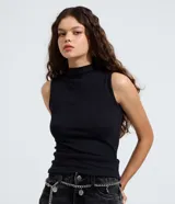 Musculosa básica de cuello alto, sin mangas, confeccionada en una mezcla de algodón, modal y elastano. Presenta un diseño ajustado y minimalista, ideal para uso diario.