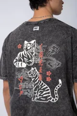 Remera de corte semi-oversize en color naranja con efecto de lavado tipo snow. Presenta un pequeño estampado gráfico en el pecho y cuello redondo.