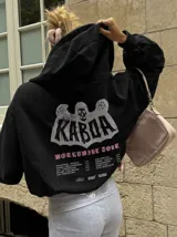 Canguro de felpa gris melange con capucha, manga larga y estampa trasera de estilo rockero con tipografía y calavera.