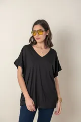 Remera negra holgada con escote en V y mangas cortas.