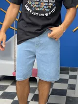 Bermuda de jean celeste, corte baggy, con cintura elástica y spandex.