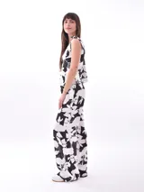 Blusa sin mangas con estampado floral en blanco y negro, con escote en V y tirantes con lazos.