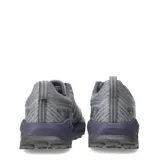 Championes de trail running New Balance modelo Garoe, en color gris con suela y detalles en azul marino. Confeccionados con capellada de malla transpirable y refuerzos sintéticos, cuentan con entresuela con tecnología Fresh Foam y suela con tacos para mayor tracción en terrenos difíciles.